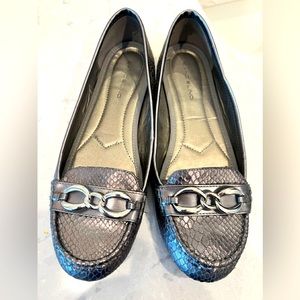 Bandolino silver/grey snake skin pattern flats. Size 9